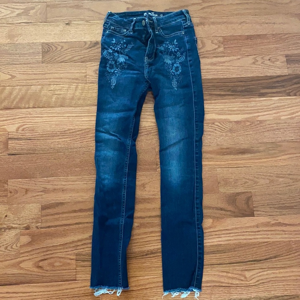 Hollister high rise super skinny jeans. Flower embroidery. Size 00R.